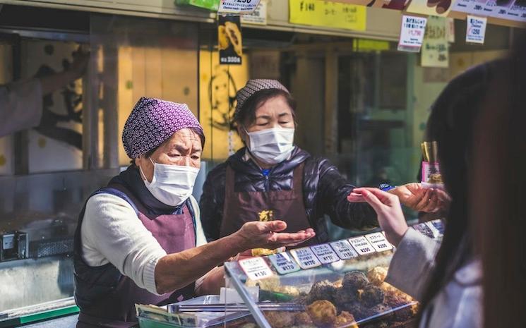 asiatiques sur un marché avec des masques