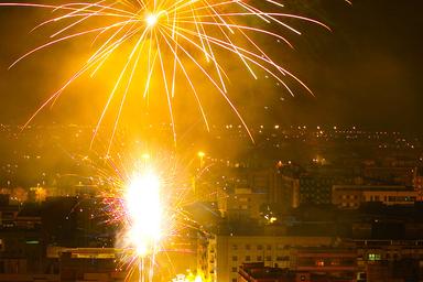 des feux d’artifice jaunes lors des festivités des fallas à Valencia