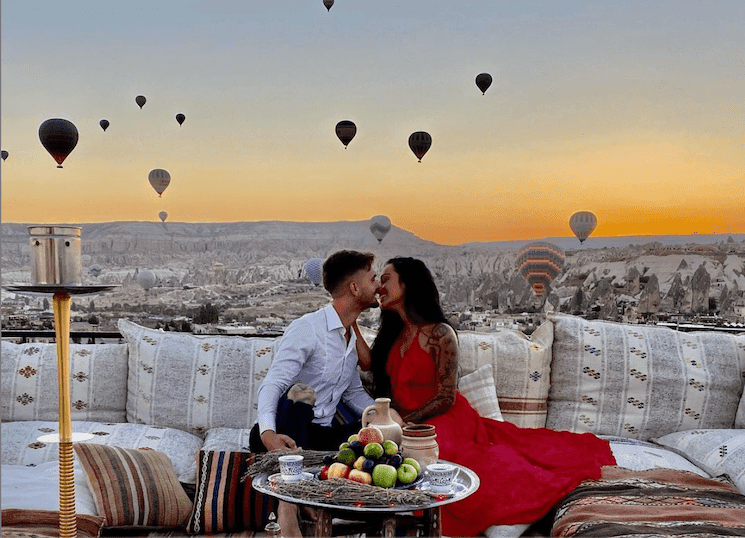 Lesly et Jeremy s'embrassant devant un coucher de soleil durant à Cappadocia