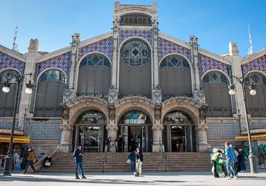 Une façade de marché de style art nouveau