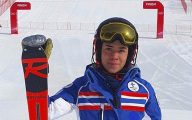 Portrait de la skieuse Mida Jaiman, ses skis à la main