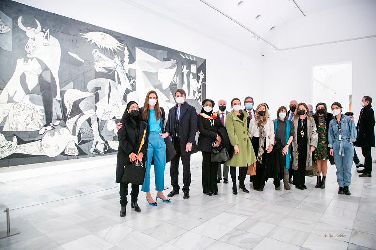 les membres de l'association mujeres avenir de vant la peinture Guernica au musée Reina Sofia de Madrid