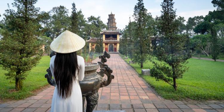 Visite d'une pagode pour réaliser des prières pour le nouvel an Têt au Vietnam