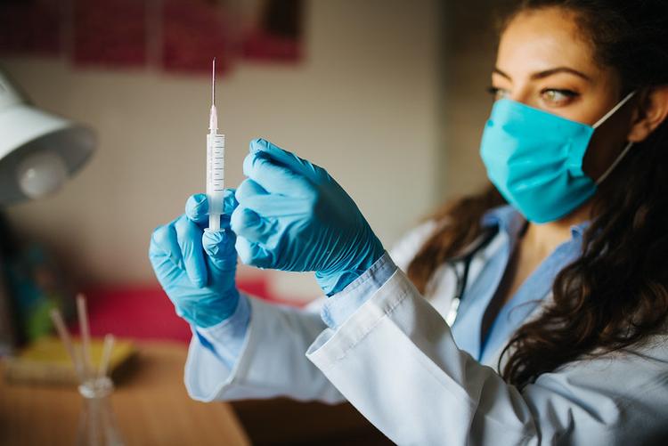 une femme médecin avec une seringue