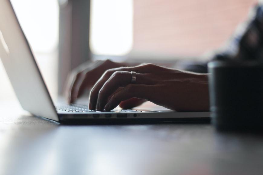 femme clavier ordinateur