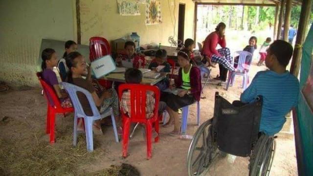 Bien que paralysé des deux jambes depuis sa naissance, Kim Ny a consacré sa vie à la création d'une école gratuite pour les enfants pauvres de la province de Takeo