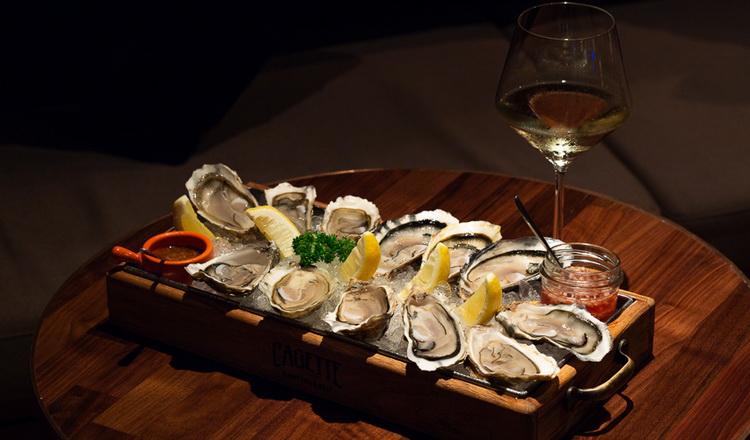 Un plat d'huitre servi au bar Cactus a Bangkok