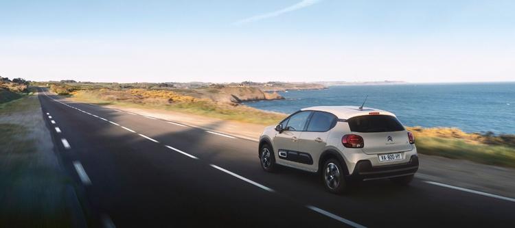 Voiture de location Citroën DS - TT sur une route de bord de mer