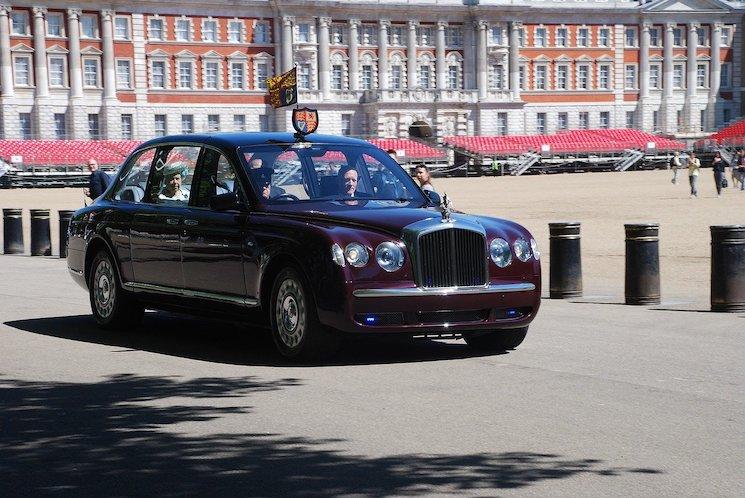 Une voiture transportant la reine Elizabeth II