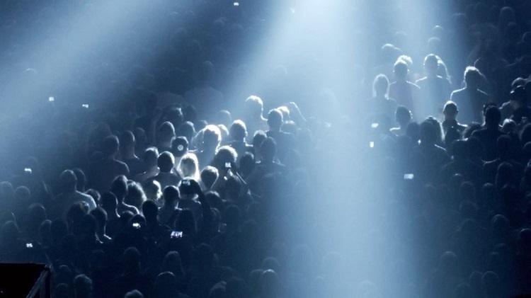 foule dans la pénombre