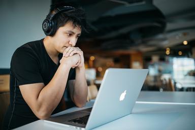 homme avec un casque devant ordinateur