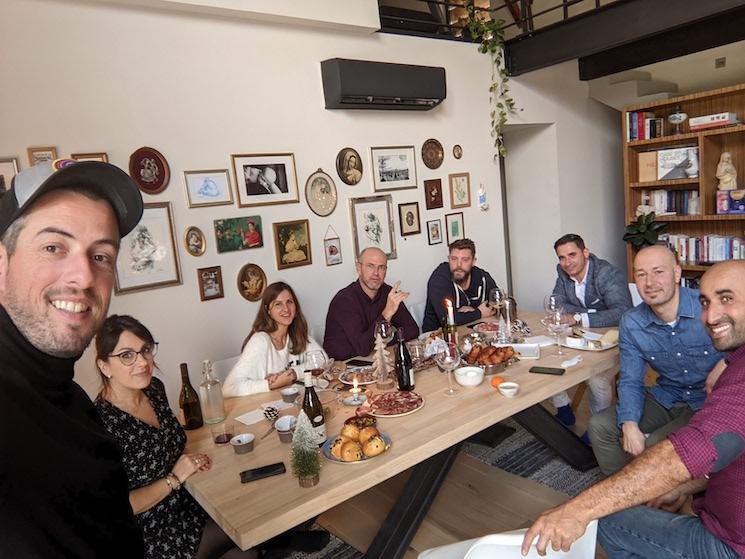 Certains membres de l'association gersoise Expats 32 autour d'une table