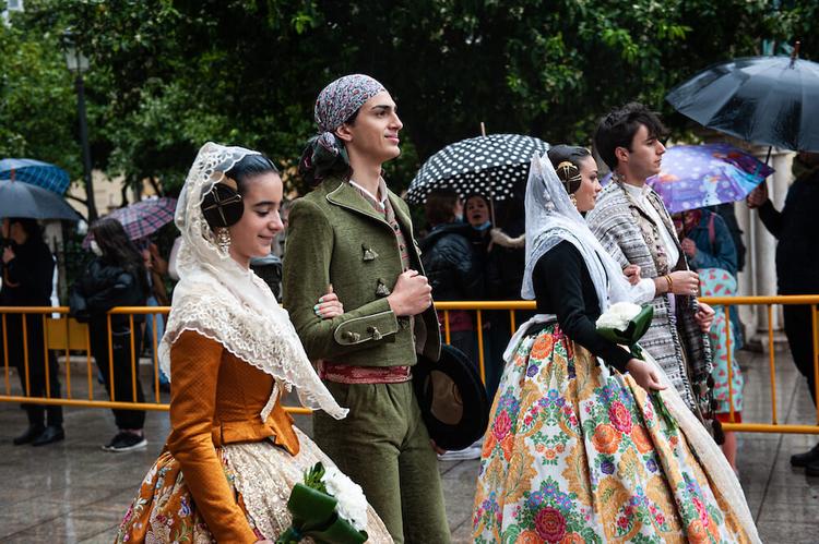 Des femmes et des hommes en costume sous la pluie