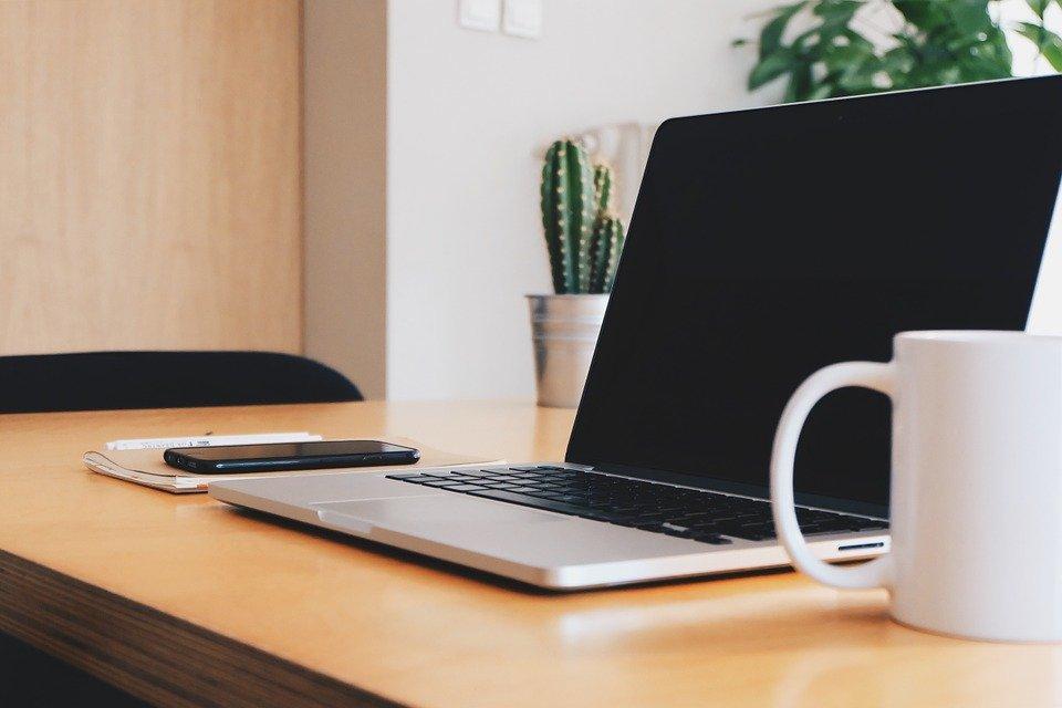 ordinateur et tasse sur bureau