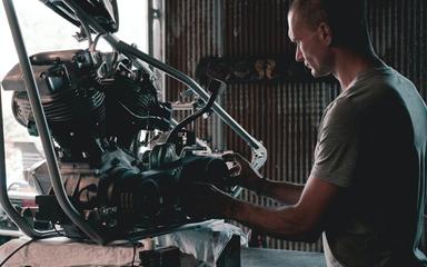 un mécanicien en plein travail