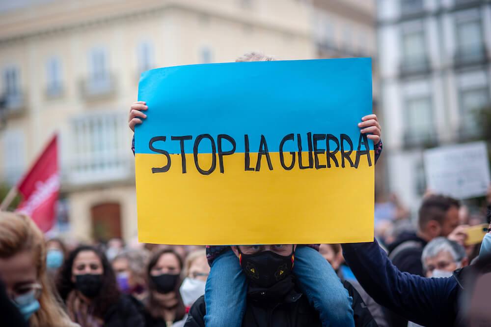 Un drapeau bleu et jaune dans les mains d'une personne