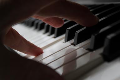 un doigt sur une touche de piano