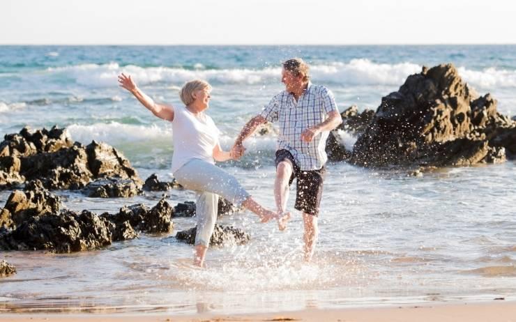 couple de retraité sur une plage en Irlande