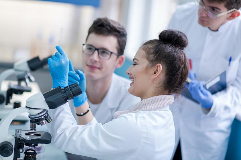 Des personnes travaillant dans un laboratoire