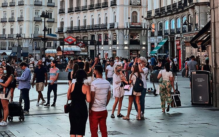 des touristes sur la puerta del sol à madrid