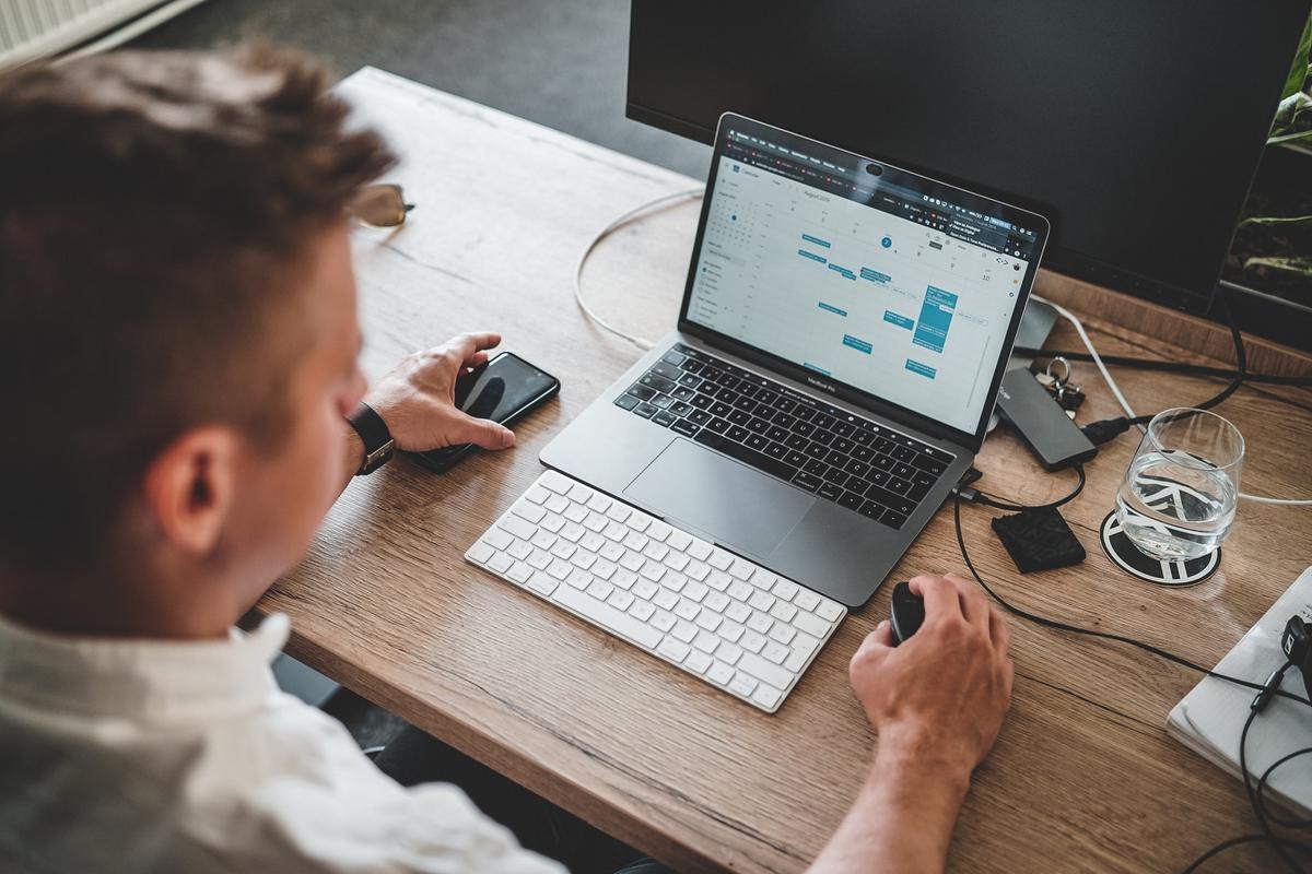 un homme en train de travailler sur un ordinateur portable