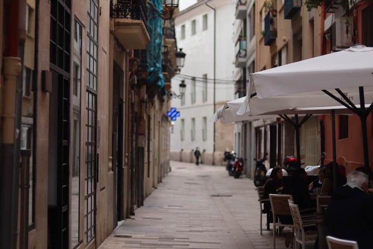 une rue avec une terrasse