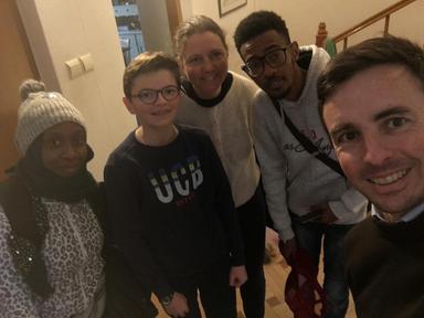 Photo de Varsovie Accueil avec 5 personnes prenant un selfie