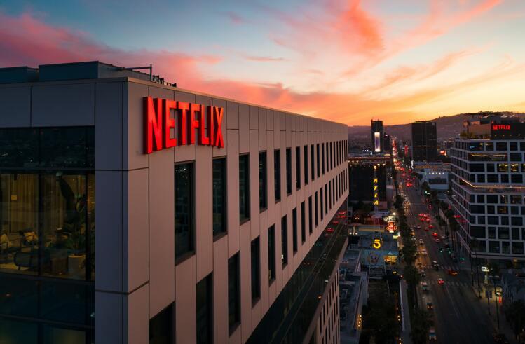 Le soleil se couche sur l'immeuble Netflix