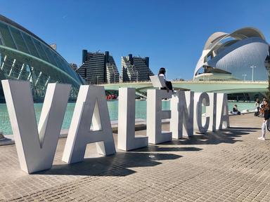 Valencia écrit dans un parc avec des bâtiments futuristes