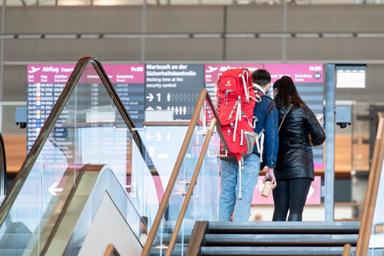 Deux voyageurs arrivant à l'aéroport Berlin Brandebourg