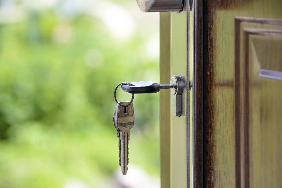 clé dans une serrure de porte d'entrée