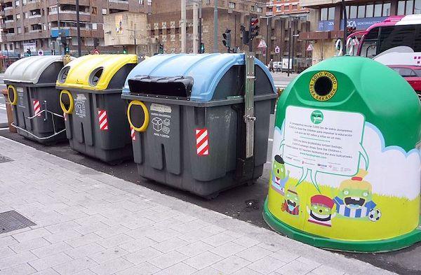 Des containers de recyclage à Vitoria en Espagne CC