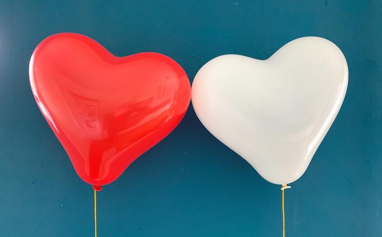 Deux cœurs blanc et rouge sur fond bleu pour Mon Panier Latin