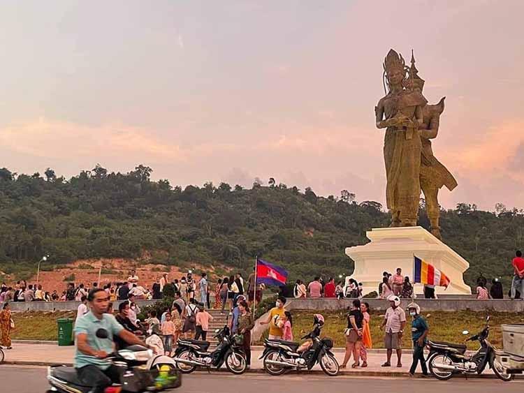 Les statues de Preah Thong et de Neang Neak