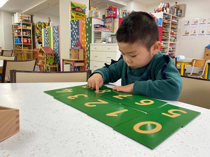 enfant japonais qui joue dans une crèche 