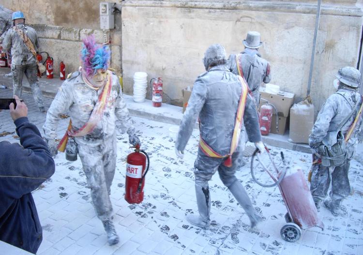 Des personnes en train de marcher dans la farine lors de la fête enfarinats à ibi