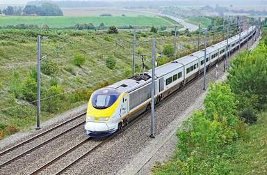 Vue sur un eurostar en plein trajet dans la campagne