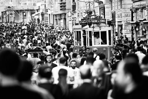 Des gens sur l'avenue Istiklal