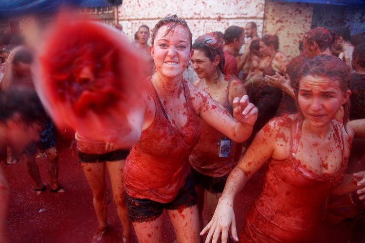 deux femmes dans du jus de tomate rouge