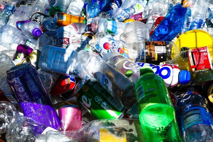 Une multitude de bouteilles en plastique