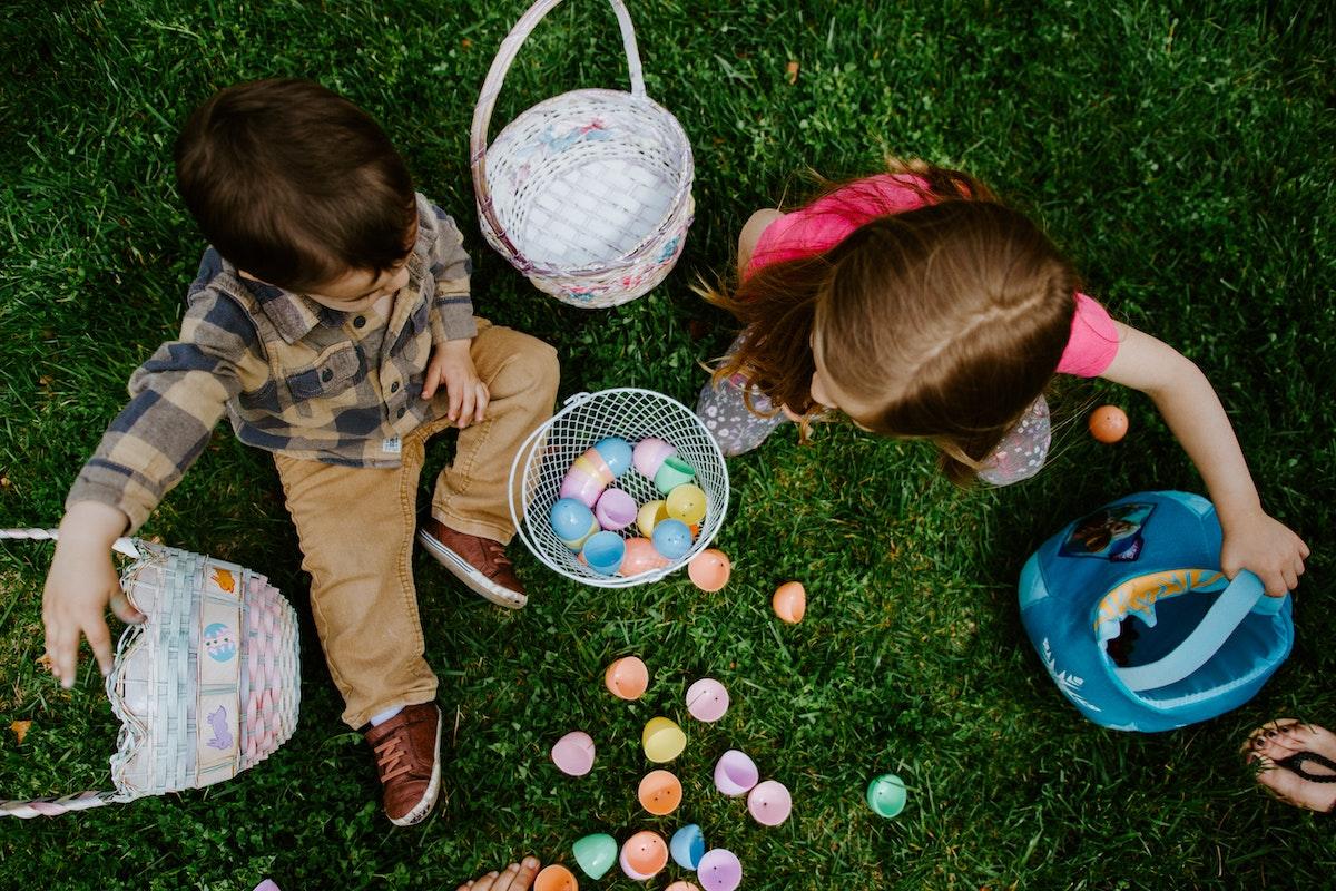 Des oeufs de Pâques dans l'herbe 