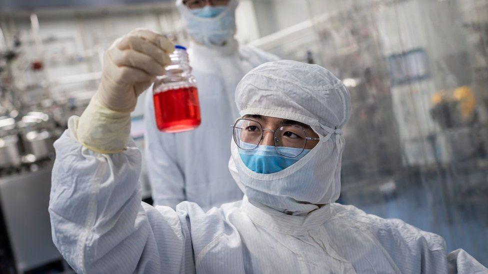 Un homme en blouse dans un laboratoire en chine