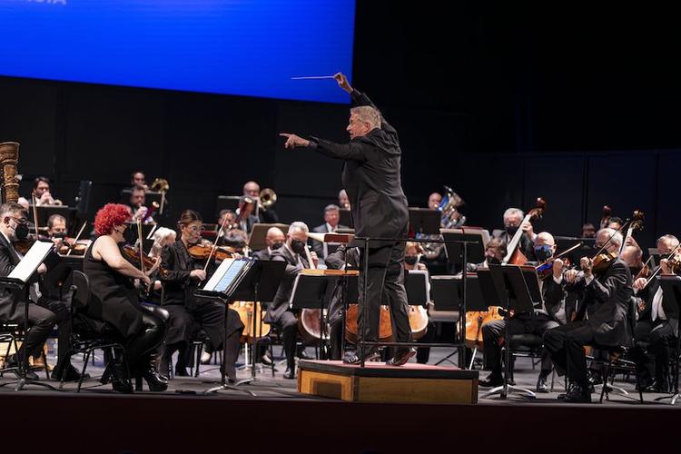 un chef d'orchestre en train de diriger des musiciens