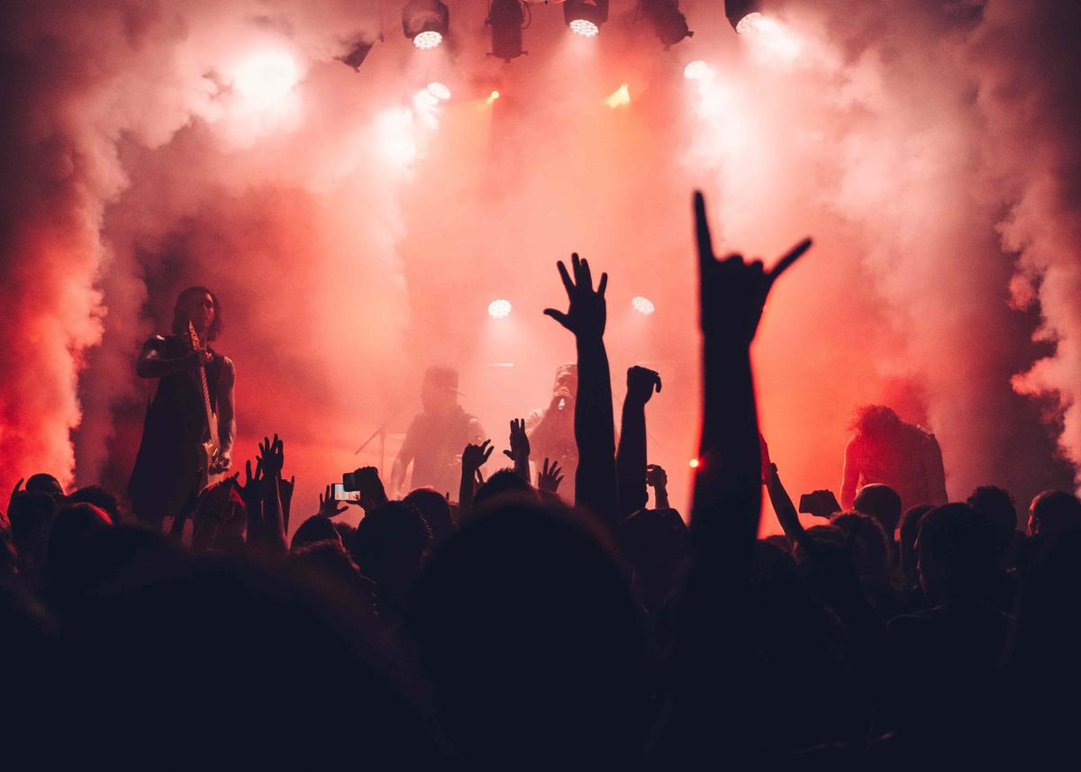 personnes à un concert lumières rouges 