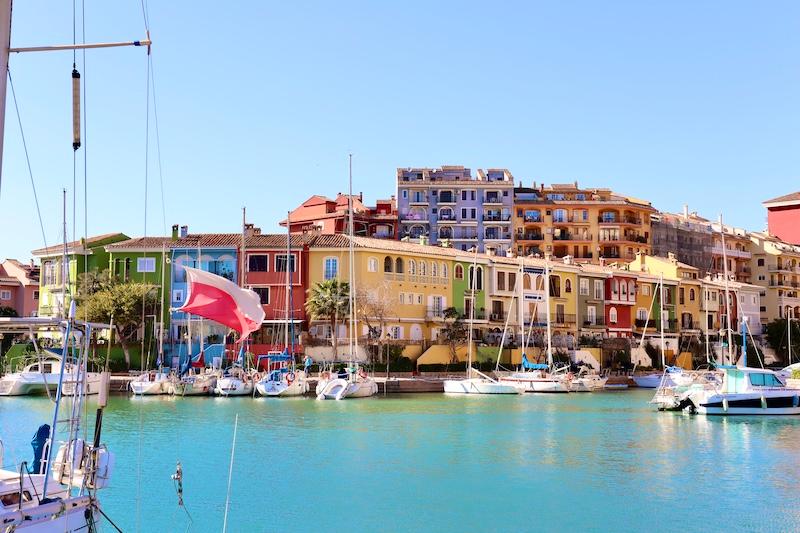 un village avec des maisons colorées au bord de la mer