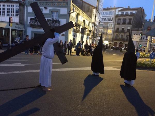 Les nazarenos défilent pendant la semaine sainte en espagne