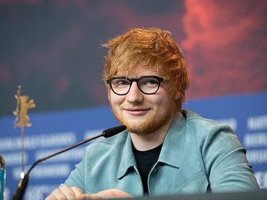 Ed Sheeran devant un micro