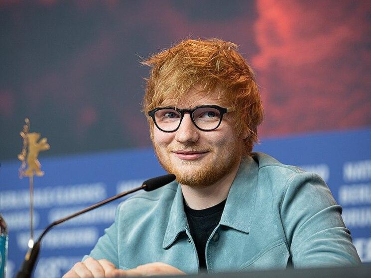 Ed Sheeran devant un micro