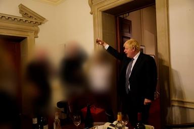 Une photo dévoilée par le rapport Sue Gray de Boris Johnson à l'une des soirées du Partygate