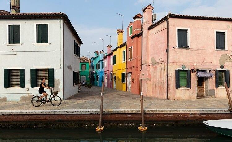 femme à vélo à venise